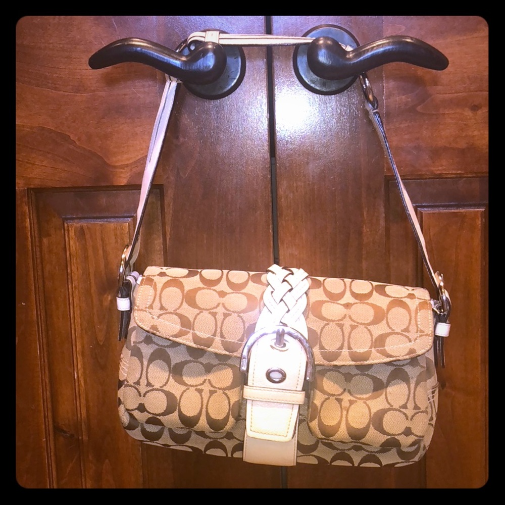 Coach signature shoulder bag FANTASTIC CONDITION✨